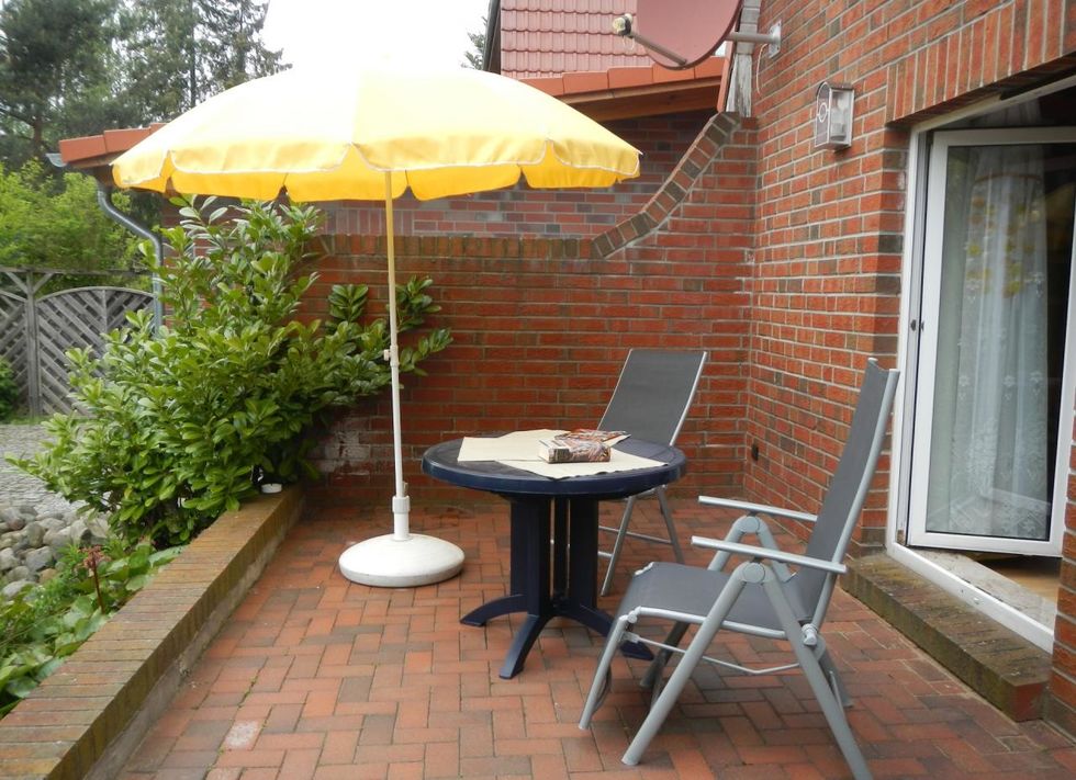 Die Gartenmöbel und ein Sonnenschirm stehen Ihnen auf der Terrasse am Teich zur Verfügung.