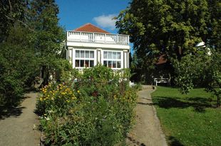 Blick vom Garten auf das Wohnhaus